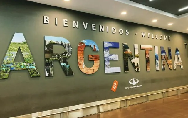 Cartel de bienvenida a Argentina en el aeropuerto de Buenos Aires