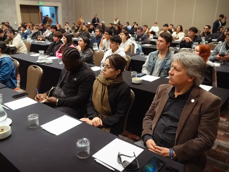 Sala llena de asistentes en una charla presencial de ProFlight Academy